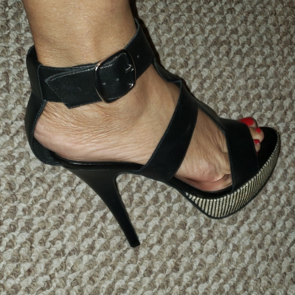 INC black t strap strappy leather platform SEXY T STRAP PUMPS